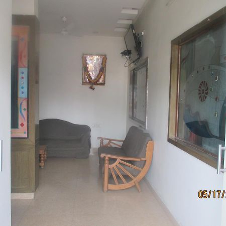 Sri Sai Ganesh Lodge ไฮเดอราบัด ภายนอก รูปภาพ