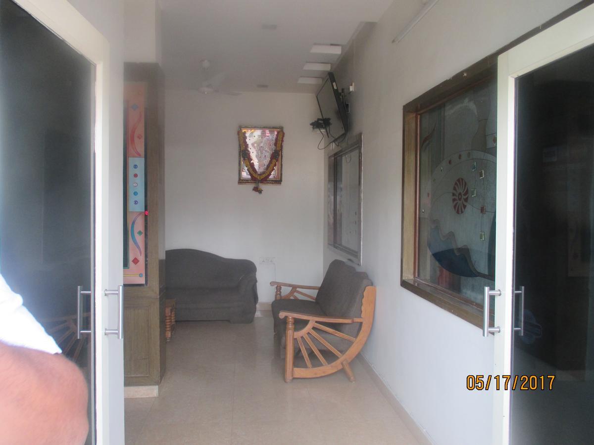 Sri Sai Ganesh Lodge ไฮเดอราบัด ภายนอก รูปภาพ