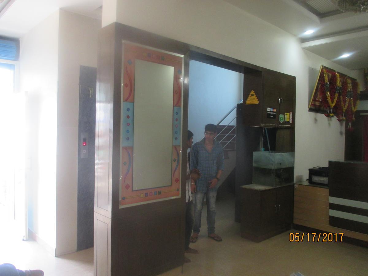 Sri Sai Ganesh Lodge ไฮเดอราบัด ภายนอก รูปภาพ