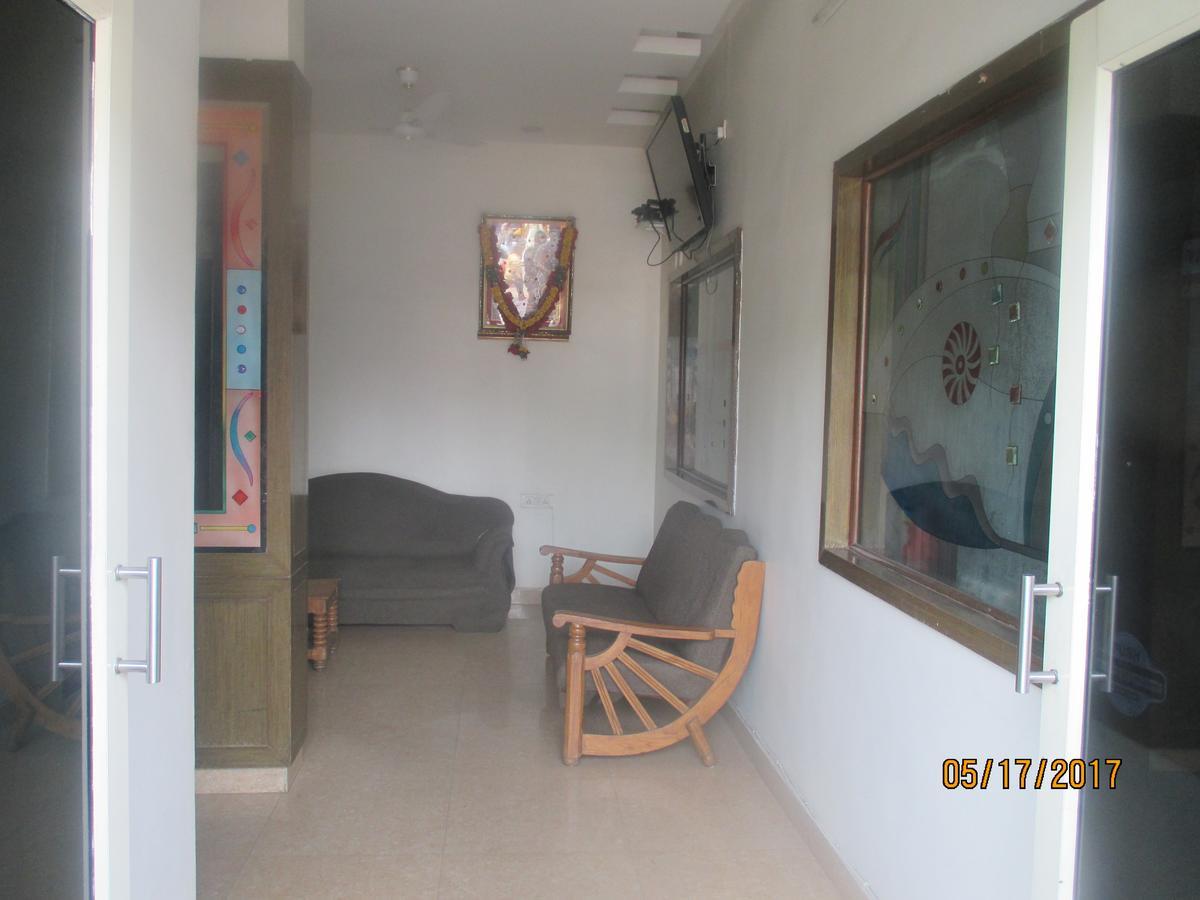 Sri Sai Ganesh Lodge ไฮเดอราบัด ภายนอก รูปภาพ